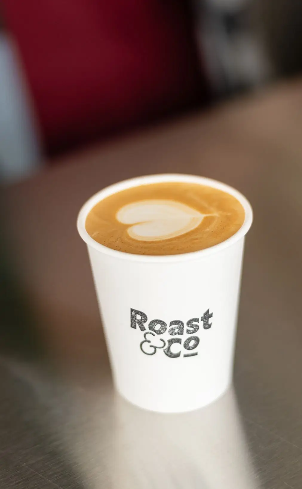 Cappuccino met latte art van Roast & Co