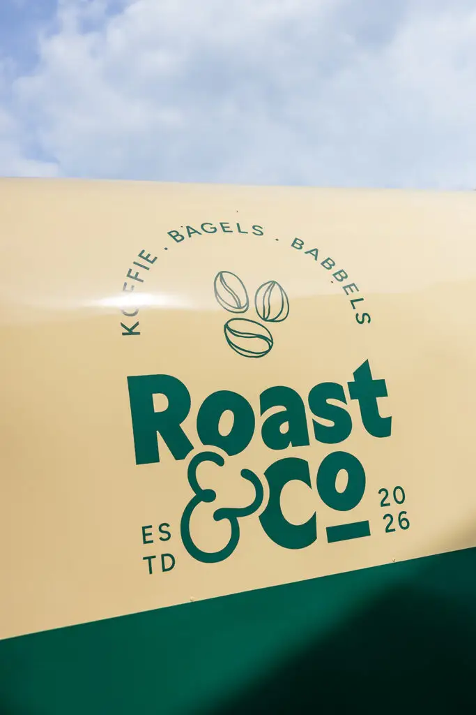 Roast & Co logo op de trailer