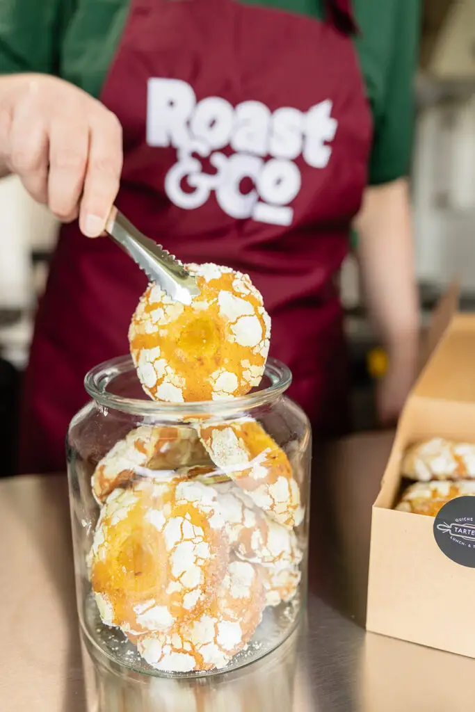 Koekjes worden in pot gedaan