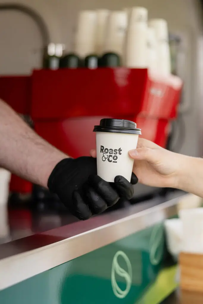 Koffie wordt doorgegeven aan klant.