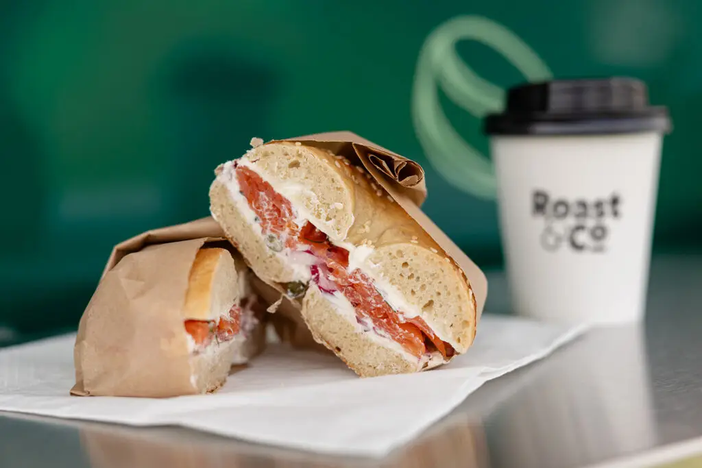 Bagel met koffie op de achtergrond