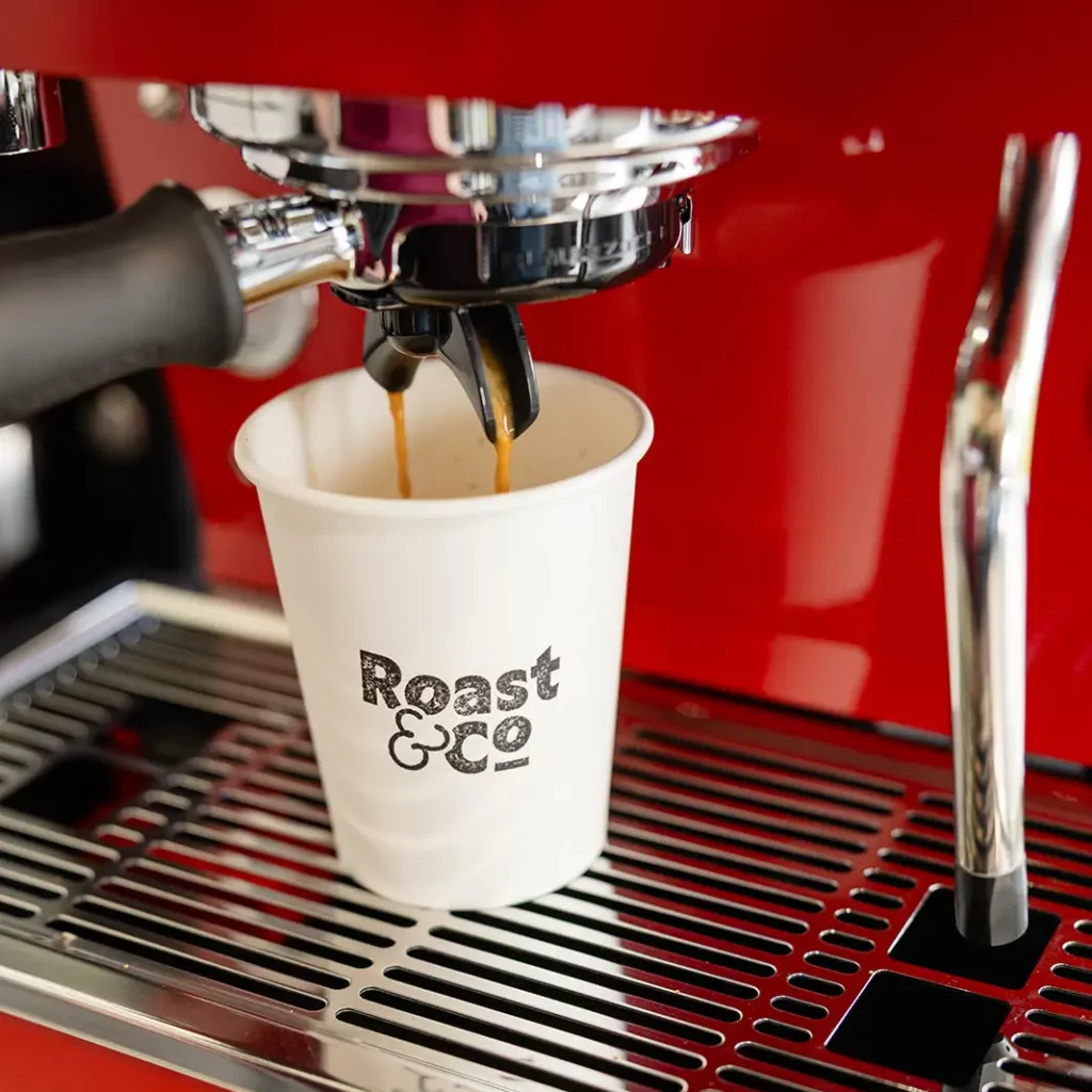 Espresso loopt door in beker van Roast & Co